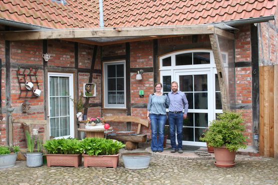 Sophie und Alexander Berger sind stolz auf ihr Hausbauprojekt, das von der Energieagentur Heidekreis kürzlich auch mit einer „Grünen Hausnummer“ ausgezeichnet wurde.