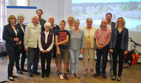 Die aktivsten Radlerinnen und Radler wurden von der stellvertretenden Landrätin Gudrun Pieper (4. v.r.) für ihren besonderen Einsatz bei der Aktion „Aufs Rad und los! – STADTRADELN im Heidekreis“ ausgezeichnet.