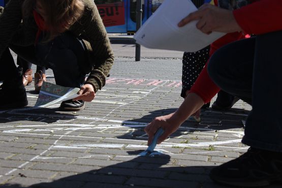 Beim „Inseln versenken“ wird am Sonnabend auf dem Bauernmarkt in Soltau künstlerisch auf den Klimawandel aufmerksam gemacht.