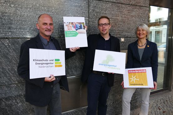 Die Energieagentur Heidekreis bietet zusammen mit ihren Kooperationspartner kostenfreie Beratungen zum Thema „clever heizen!“ an (v.l.: Gerhard Krenz, Klimaschutz- und Energieagentur Niedersachsen, Dominique Diederich, Energieagentur Heidekreis, Karin Merkel, Verbraucherzentrale Niedersachsen.