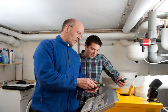 Im Heizungskeller erläutert ein Energieberater der Verbraucherzentrale die Funktion der Heizungsanlage und an welchen Stellen es Einsparpotenziale gibt. (Foto: Dirk Hufnagel)