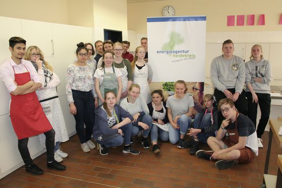 Beim „KlimaLunch“ in der KGS kochten rund 15 Schüler zusammen mit Laurenz Lambertz und der Energieagentur Heidekreis ein klimafreundliches Menü.