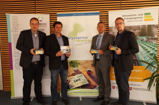 v.l.n.r.: Michael Krohn (Geschäftsführer des Wirtschaftsvereins Heidekreis), Arne Engelke-Denker (Leiter Transferzentrum Elbe-Weser), Dominique Diederich (Leiter Energieagentur) und der Erste Kreisrat Oliver Schulze freuen sich auf zahlreich Anfragen für die Impulsberatung.