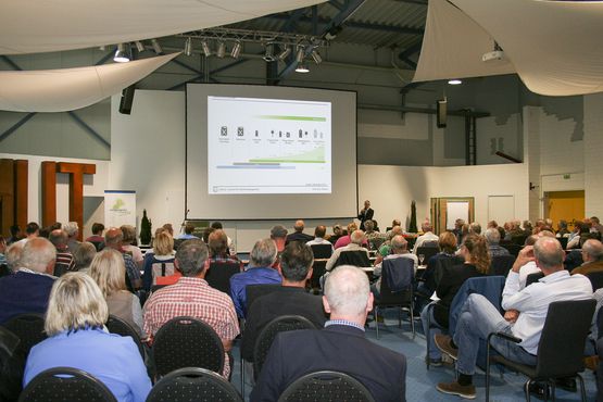 Im letzten Jahr folgten rund 120 Besucher der Einladung der Energieagentur Heidekreis und ließen sich von Prof. Sven Strube und den teilnehmenden Autohäusern zum Thema E-Mobilität informieren.