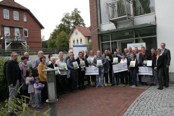 Die Eigentümerinnen und Eigentümer von 14 Wohngebäuden im Heidekreis wurden für besonders energieeffizientes Bauen und Sanierung mit einer „Grünen Hausnummer“ ausgezeichnet.