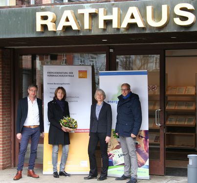 Von rechts nach links: Dominique Diederich (Energieagentur Heidekreis) und Karin Merkel (Verbraucherzentrale Niedersachsen) verabschieden die langjährige Energieberaterin Hiltrud Hogreve und begrüßen ihren Nachfolger Enno Precht.