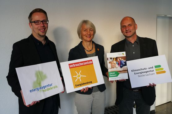 Die Energieagentur Heidekreis bietet zusammen mit ihren Kooperationspartnern kostenfreie Beratungen zum Thema „clever heizen!“ an (v.l.: Dominique Diederich, Energieagentur Heidekreis, Karin Merkel, Verbraucherzentrale Niedersachsen, Gerhard Krenz, Klimaschutz- und Energieagentur Niedersachsen).