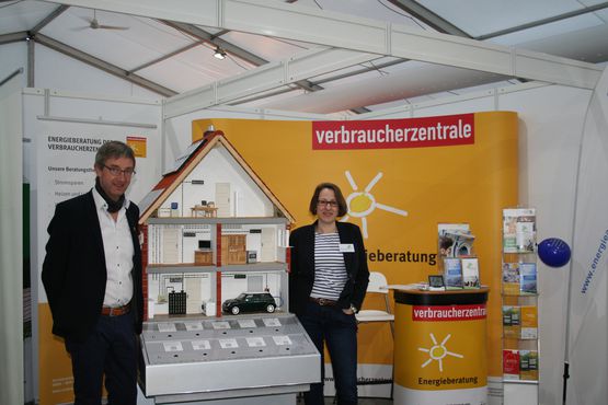 Wie schon im letzten Jahr werden die Energieagentur Heidekreis und die Verbraucherzentrale Energieberatung bei der Baumesse in Soltau auf einem gemeinsamen Stand aktuelle Informationen zum Thema Energie anbieten. (v.l.: Enno Precht, Honorarberater der Verbraucherzentrale für den Heidekreis und Anke Krümpelmann von der Energieagentur Heidekreis)