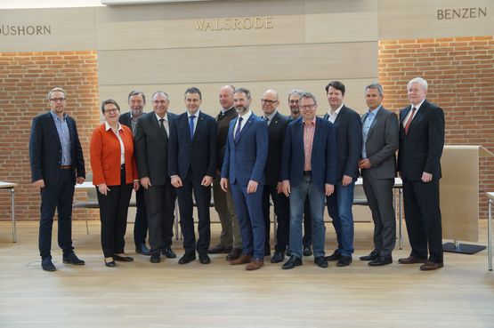 Die Vertreter von Kommunen, Kreissparkasse Walsrode, Stadtwerke Böhmetal und Energieagentur Heidekreis geben den offiziellen Startschuss für das „Netzwerk Energieeffizient Heidekreis e.V.“