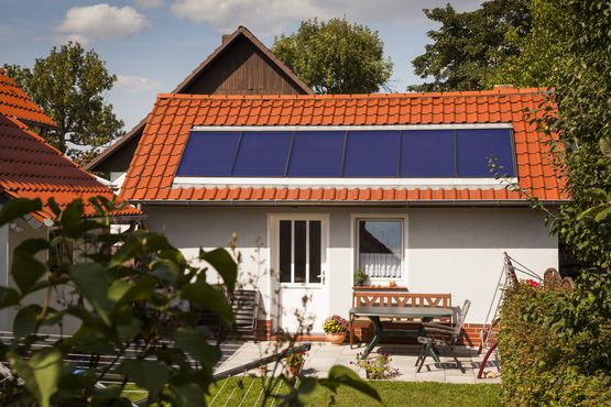 Insbesondere Photovoltaik erfreut sich einer steigenden Beliebtheit. Ein „Solar-Check“ zeigt Ihnen, welche Möglichkeiten für eine Solarenergienutzung Sie haben. (Foto: Solvis)