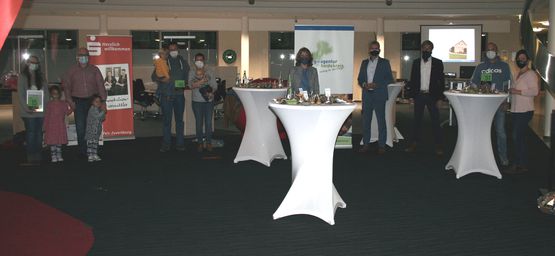 Die Gewinner der Verlosung im Rahmen der Kampagne „Grünen Hausnummer“ freuten sich über ihre Preise und die Hausnummer.