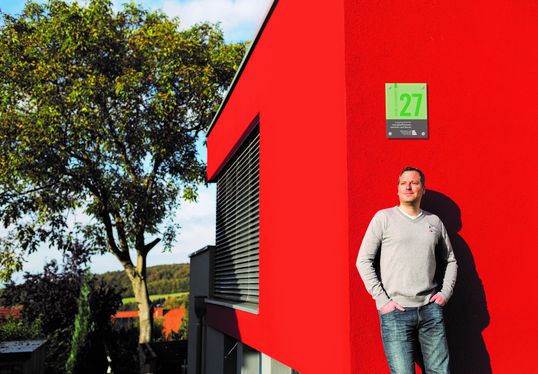 Eine solche Grüne Hausnummer für besonders energieeffiziente Wohngebäude sollen möglichst viele weitere Gebäude im Heidekreis zukünftig tragen. (Foto: Dawin Meckel)