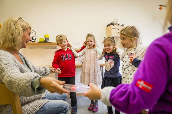 Gemeinsam – und spielerisch – können Erzieherinnen und Erzieher mit den Kindern Möglichkeiten für nachhaltiges Handeln ausprobieren.