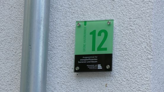 Eine solche Grüne Hausnummer für besonders energieeffiziente Wohngebäude sollen möglichst viele weitere Gebäude im Heidekreis zukünftig tragen. (Foto: KEAN)