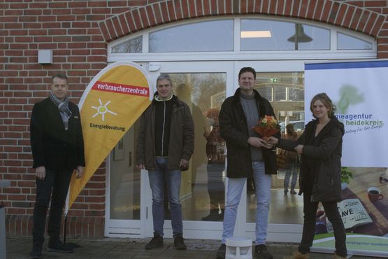 Von links nach rechts: Andreas Bünger (Allgemeiner Vertreter der Gemeinde Bispingen), Christian Cohrs (Ratsmitglied Gemeinde Bispingen), Sebastian Kamradt (Verbraucherzentrale Niedersachsen) und Theresa Weinsziehr (Energieagentur Heidekreis). ©Energieagentur Heidekreis