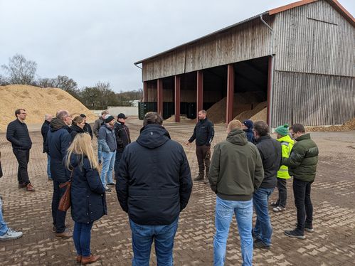 Zum Schluss der Veranstaltung erläuterte Milan Lohse in Gilten den Seminarteilnehmer*innen u.a. die Bedeutung verschiedener Holzhackschnitzelqualitäten für deren energetische Nutzung. (Foto: Dr. Ernst Kürsten)