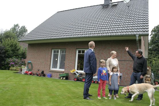Energieberater Norbert Pohl (rechts) erklärt Familie Piechotta anhand des eigenen Daches, welche Möglichkeiten der Solarenergienutzung sie haben.