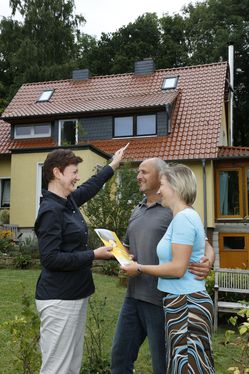 Die Energieberaterin erklärt den Hausbesitzern anhand des eigenen Daches, welche Möglichkeiten der Solarenergienutzung sie haben. (Foto: Klimaschutz- und Energieagentur Niedersachsen)