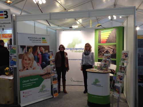 Das Team der Energieagentur Heidekreis (v.l.: Birthe Bogunovic und Anke Krümpelmann) präsentiert sich auf der ´Bau- und Energiemesse Nord´ in Soltau zusammen mit der Verbraucherzentrale Niedersachsen.