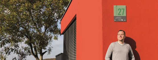 Eine solche Grüne Hausnummer für besonders energieeffiziente Wohngebäude sollen möglichst viele weitere Gebäude im Heidekreis zukünftig tragen. (Foto: Dawin Meckel)